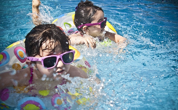 pair-girls-swimming-floaties-sunglasses